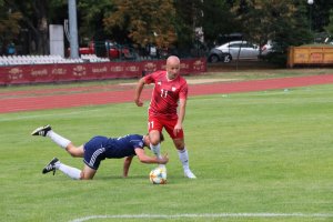 mecz - amerykański piłkarz nieprzepisowo zatrzymuje polskiego łapiąc go za nogę