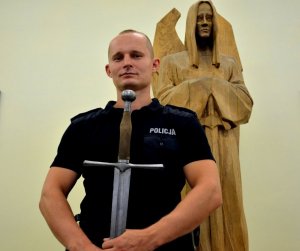 Na zdjęciu widoczny jest sierż. Paweł Kistela. W rękach trzyma miecz rycerski.