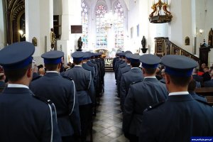 Msza święta w Kętrzynie. Na zdjęciu widoczni są policjanci w kościele.