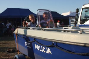 dzieci w łodzi policyjnej