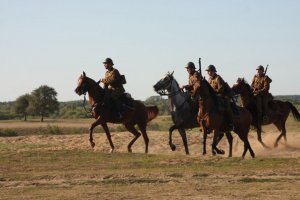 żołnierze na koniach na polu bitwy