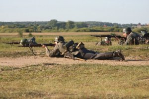 leżący żołnierz na polu bitwy przygotowany do strzelania