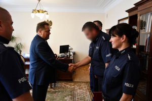 Sekretarz Stanu w Ministerstwie  Spraw Wewnętrznych i Administracji Jarosław Zieliński składa podziękowania policjantom