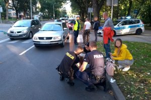 Słuchacze Szkoły Policji w Słupsku udzielają pomocy osiemnastolatce.