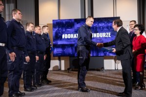 minister Mariusz Kamiński nagradza wyróżnionych policjantów