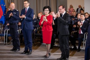 premier Mateusz Morawiecki, minister Mariusz Kamiński gen. insp. Jarosław Szymczyk oraz Elżbieta Witek biją brawo wyróżnionym policjantom
