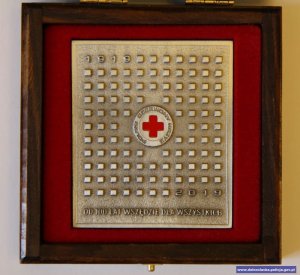 Medal 100-lecia Polskiego Czerwonego Krzyża, który otrzymała Komenda Wojewódzka Policji we Wrocławiu