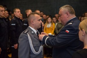 komendant wojewódzki policji wręcza medal policjantowi