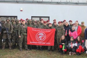 zdjęcie grupowe żołnierzy biorących udział w akcji charytatywnej