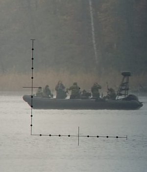 kontrterroryści podczas ćwiczeń płyną na łodzi