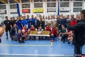 drużyny piłkarskie oraz zaproszeni goście i organizatorzy podczas charytatywnego turnieju piłki nożnej halowej