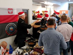 kiermasz potraw świątecznych w kwaterze głównej Misji EULEX Kosowo - stoisko Jednostki Specjalnej Polskiej Policji