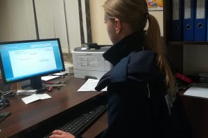 Młoda policjantka ze Szkoły Policji w Słupsku wypełnia służbową dokumentację.