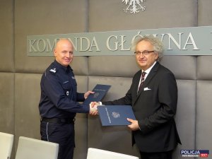 podpisanie porozumienia pomiędzy Komendantem Głównym Policji a Prezesem Zarządu Targów Kielce S.A. Andrzejem Mochonia.