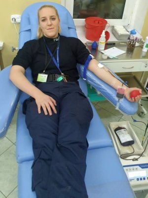 Policjantka po raz pierwszy oddaje krew.