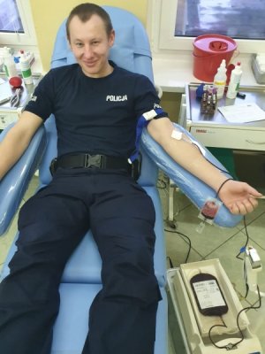 Policjant po raz pierwszy oddaje krew.