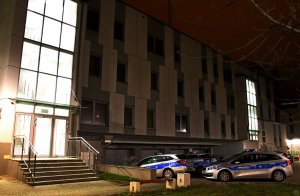 widok w porze nocnej na nowo zmodernizowaną Komendę Powiatową Policji w Brzegu