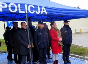 KGP, KWP, policjanci, przedstawiciele innych instytucji oraz zaproszeni goście podczas uroczystości otwarcia Komendy Powiatowej Policji w Brzegu