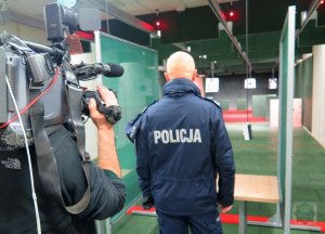 KGP ogląda strzelnicę podczas uroczystości otwarcia Komendy Powiatowej Policji w Brzegu