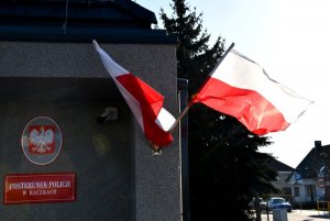 flagi polskie na budynku nowego posterunku