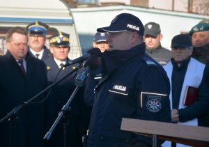 komendant wojewódzki policji w Białymstoku przemawia do zgromadzonych