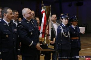 Generał Kamil Bracha trzyma puchar dla zwycięskiej drużyny w kategorii kobiet