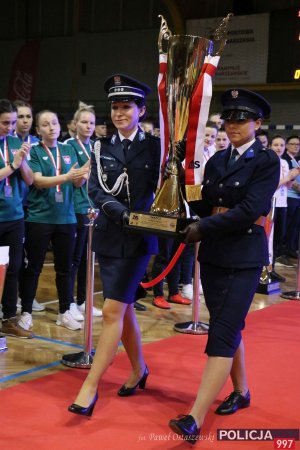 Policjantki wnoszą Puchar Komendanta Głównego Policji za zajęcie pierwszego miejsca wśród panów