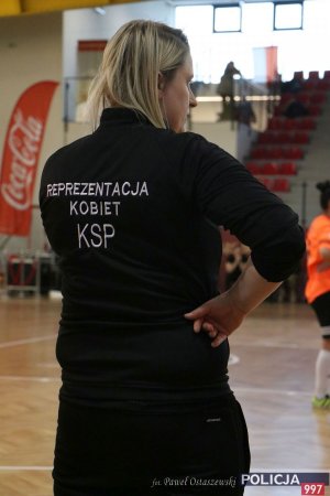 Reprezentantka KSP obserwuje mecz