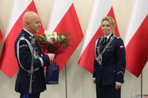 Komendant Główny Policji wręcza kwiaty Nowej Komendant-Rektor Wyższej Szkoły Policji w Szczytnie