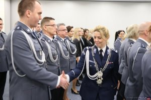 Nowa Komendant-Rektor Wyższej Szkoły Policji w Szczytnie wita się z policjantami
