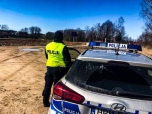 umundurowany policjant przy radiowozie strzeże polskiej granicy