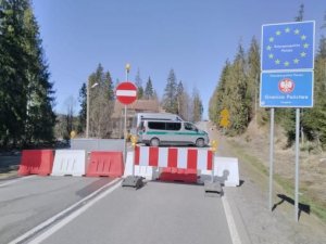 widok na znaki oraz barierki informujące o polskiej granicy