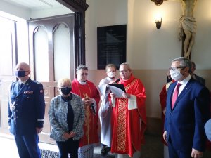 Komendant Główny Policji wraz księżami stoją w kościele