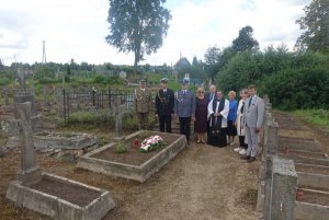 polska delegacja na cmentarzu w miejscowości Łużki