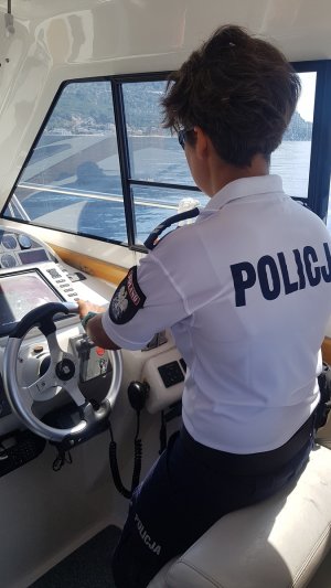 policjantka na łodzi patrolowe