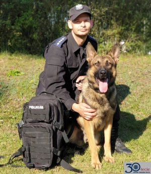 policjant z psem w trakcie szkolenia