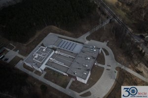 Zdjęcie zrobione z powietrza przedstawiające kompleks strzelnic w Centrum Szkolenia Policji w Legionowie.