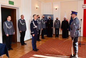 Dowódca uroczystości składa meldunek Komendantowi Wojewódzkiemu Policji w Białymstoku nadinspektorowi Robertowi Szewcowi.