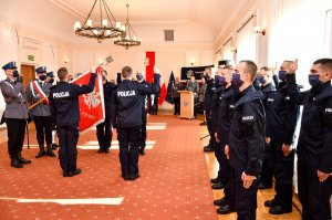 Policjanci ślubują na Sztandar Komendy Wojewódzkiej Policji w Białymstoku.