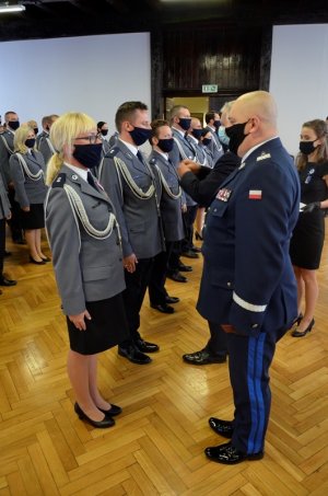 Komendant Wojewódzki Policji w Gdańsku wręcza odznaczenia policjantom stojącym w szeregach