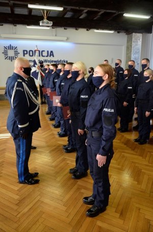 Komendant Wojewódzki Policji w Gdańsku gratuluje nowo przyjętym policjantom