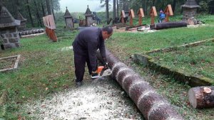 V Akcja sprzątania cmentarzy z okresu I wojny światowej - członkowie koła sprzątają cmentarz