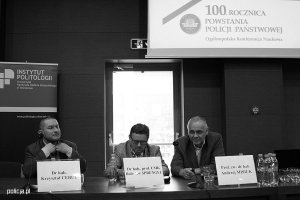 profesor Bolesław Sprengel, doktor habilitowany Krzysztof Cebul i profesor Andrzej Misiuk siedzą przy stole prezydialnym podczas konferencji