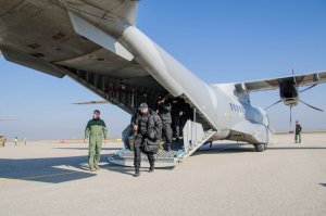 polscy policjanci wysiadają z samolotu w ramach misji zagranicznej w Kosowie
