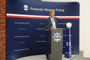Prezes PZPN Zbigniew Boniek przemawia stojąc przy mównicy