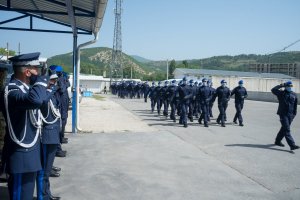 Defilada policjantów z JSPP w Kosowie.