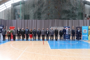 uczestnicy uroczystości otwarcia turnieju stoją na boisku na sali sportowej