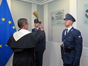kapelan Policji święci tablicę im. Marii Czernek