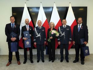 Zdjęcie grupowe odznaczonych wraz z Komendantem Głównym Policji i jego zastępcą