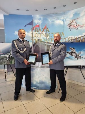 dwóch funkcjonariuszy z kierownictwa Zarządu Lotnictwa polskiej Policji uhonorowanych &quot;Błękitnymi skrzydłami 2021&quot;
